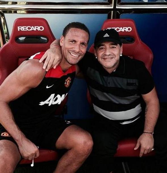Maradona abbraccia Rio Ferdinand
